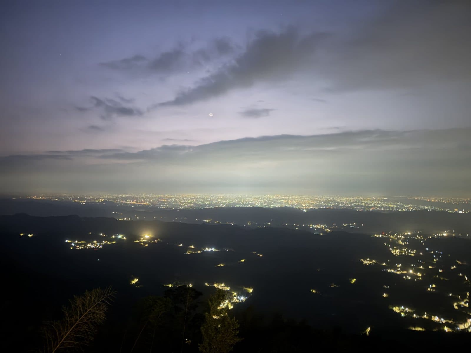 山頂俯瞰夜景,城市燈火盡收眼底