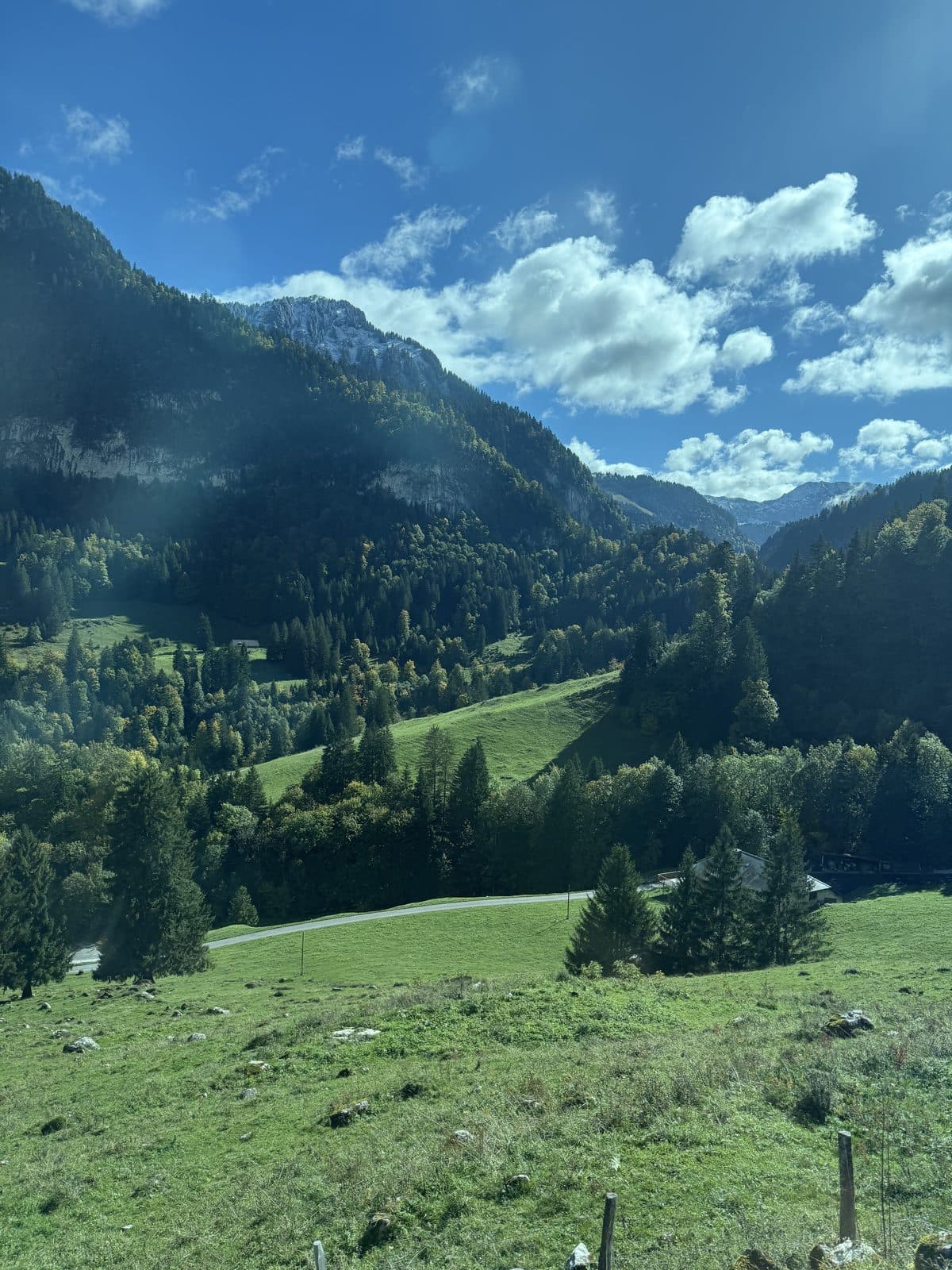 翠綠山谷的戶外景色